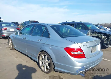 2014 Mercedes-Benz C 250 Sport z USA, uszkodzony, nr VIN WDDGF4HB2EA957389